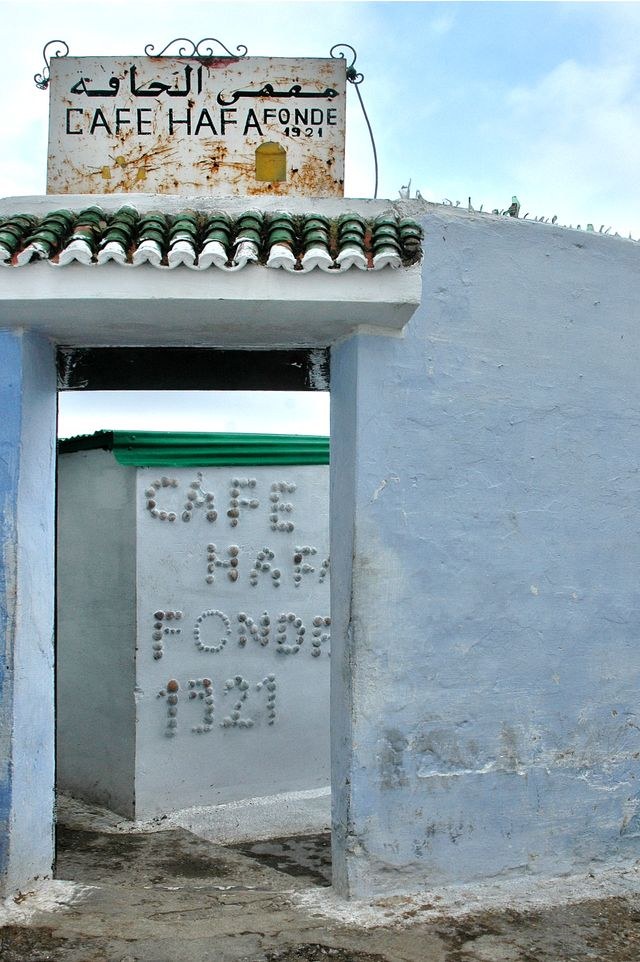 Вход в кафе Хафа в Танжере, открытое в 1921 году, надпись ракушками на стене