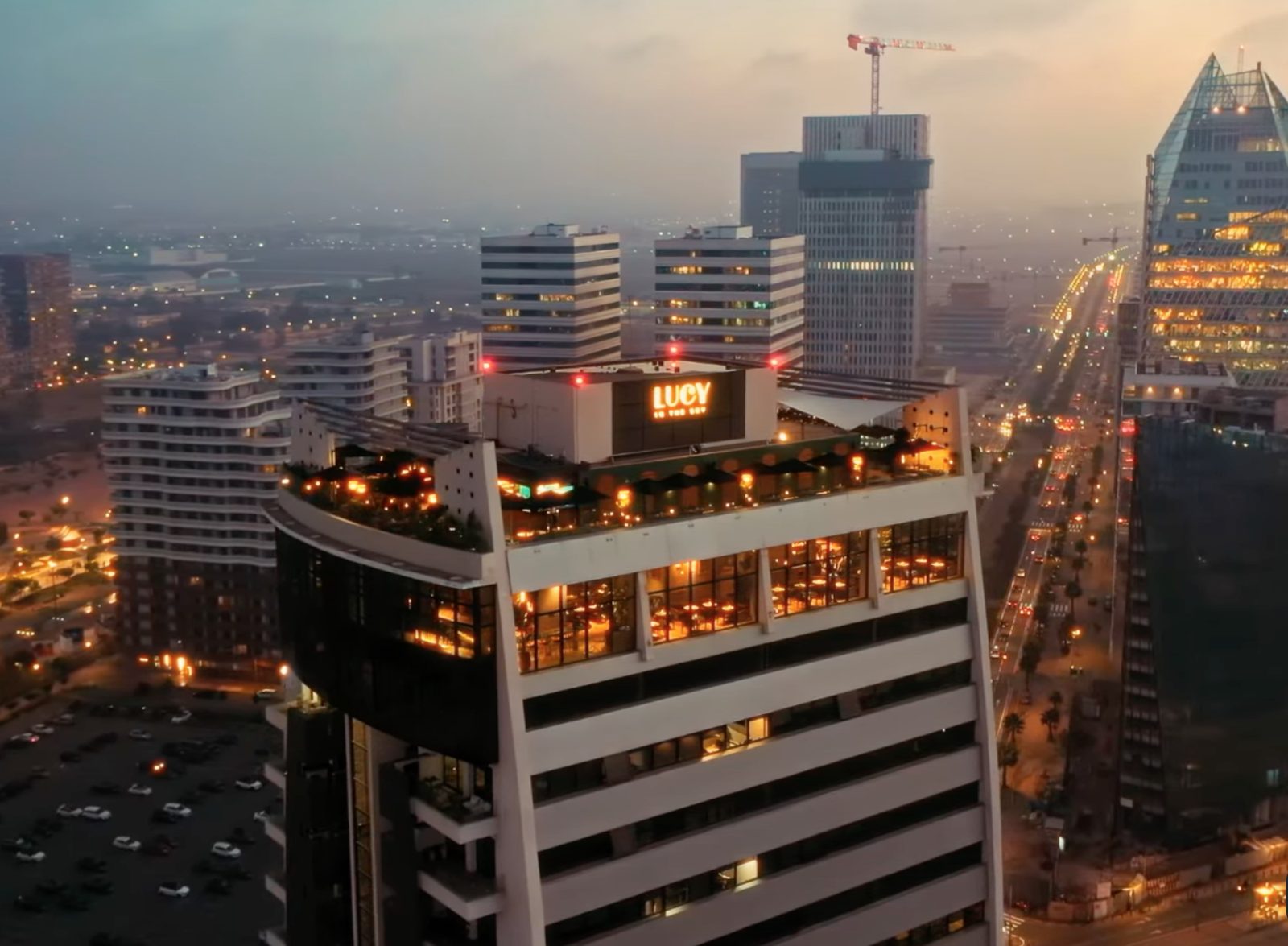 Руфтоп-ресторан Lucy in the Sky на вершине Capital Tower с панорамой на Касабланку