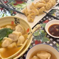 Порция в бульоне и жареные рядом