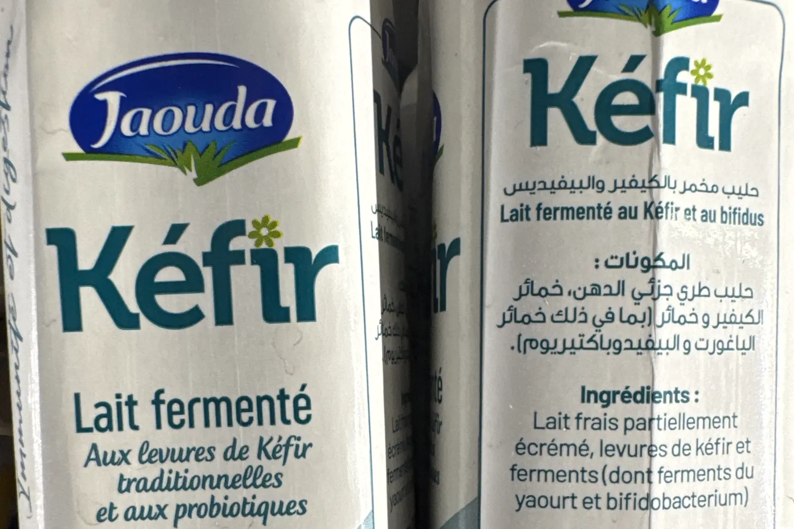 Пачки марокканского кефира Jaouda на полке магазина: лицевая сторона и состав с кефирными дрожжами