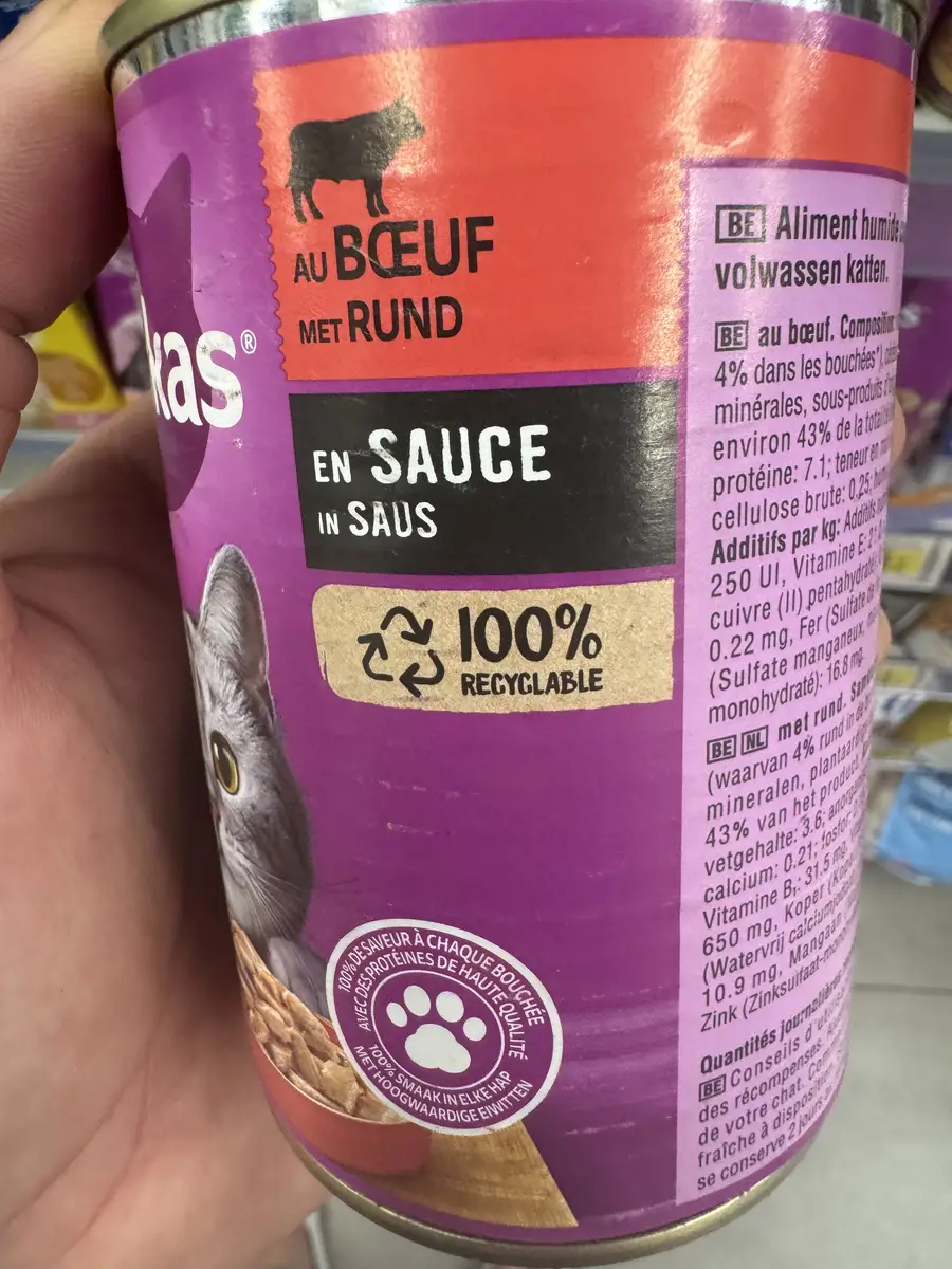 Упаковка Whiskas au bœuf en sauce на полке магазина в Марокко