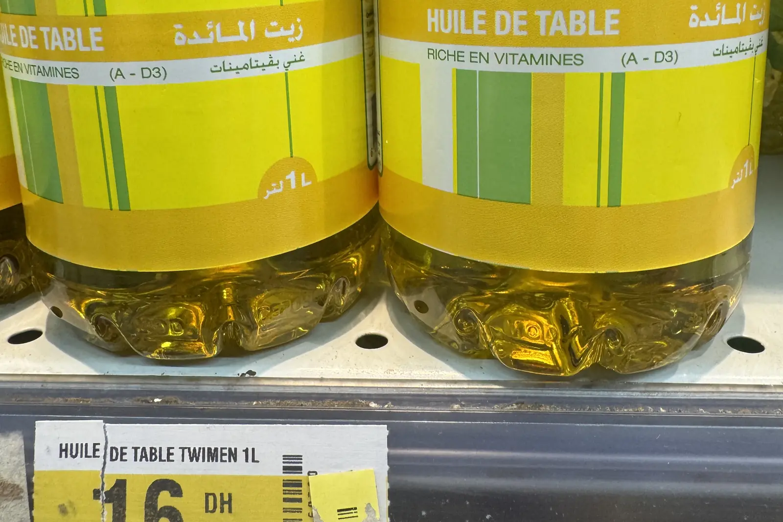 Бутылки столового масла Twimen на полке марокканского магазина с ценником 16,90 дирхама